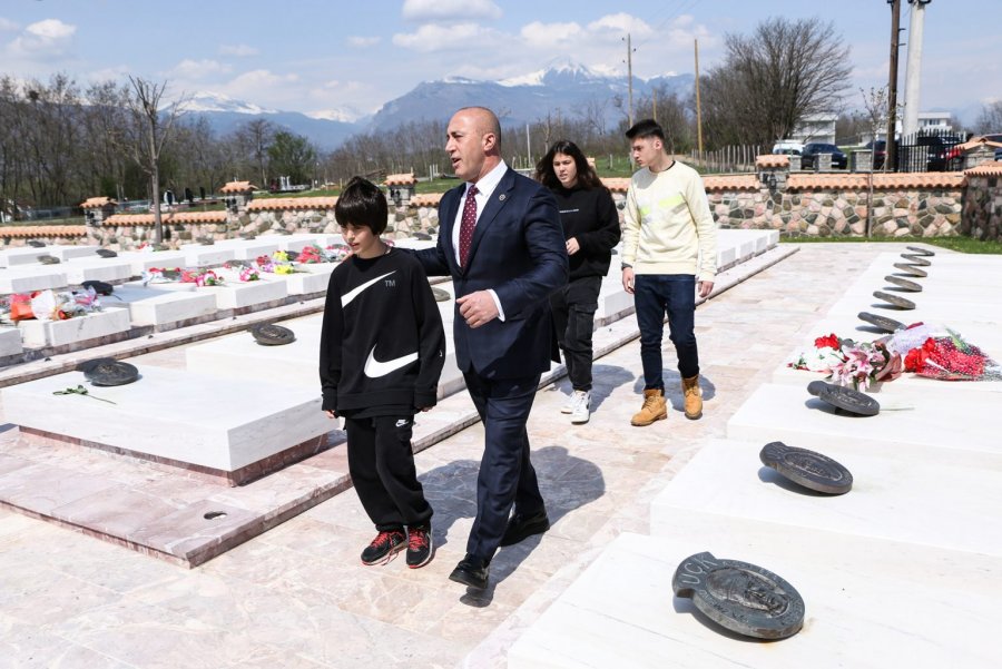 23 vjet nga rënia e tyre/ Ramush Haradinaj bën homazhe te varri i vëllait dhe tre bashkëluftëtarëve të tij
