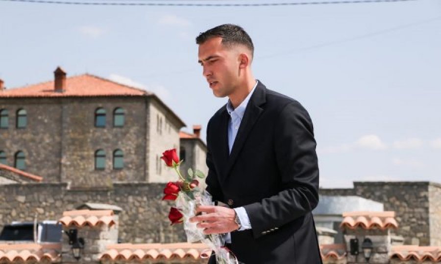 Luan Haradinaj kujton babain e tij në 23 vjetorin e rënies: Jetojmë me lavdinë tuaj