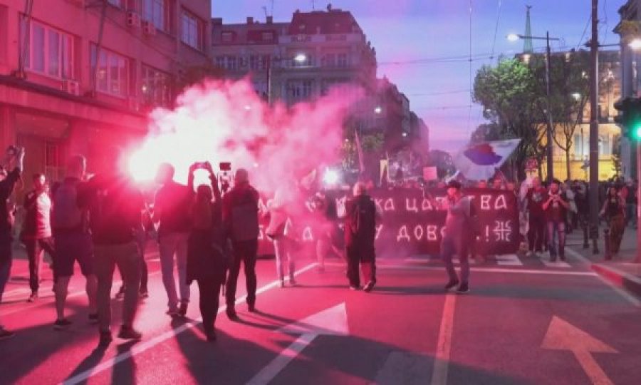 Mijëra qytetarë mbushin rrugët e Beogradit me slogane kundër NATO-s