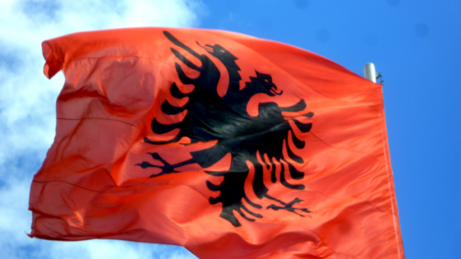 Shqipëria po plaket dhe zvogëlohet/ Çdo ditë ikin nga vendi 115 persona, vdekjet më të larta se lindjet