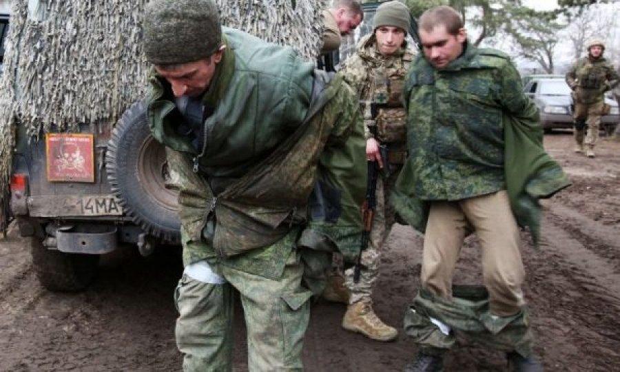 Rusia po mban si pengje lufte rreth 700 ushtarë ukrainas dhe më shumë se 1000 civilë