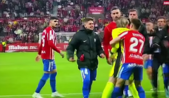 Futbollistët e rrahin portierin kundërshtar pas ndeshjes e bëjn 'llom'