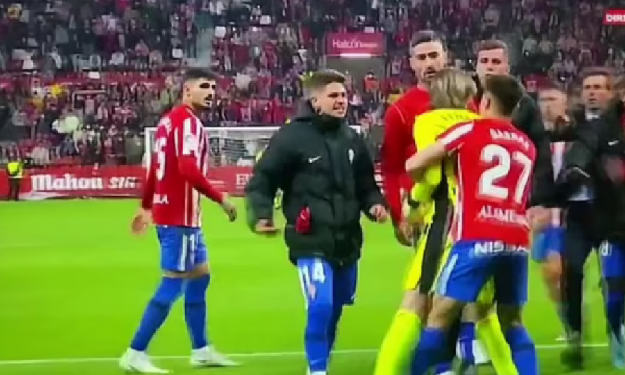 Futbollistët e rrahin portierin kundërshtar pas ndeshjes e bëjn 'llom'
