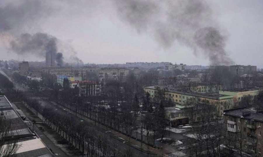 Rusët bombardime të pandalshme, mbrojtësit e Mariupolit: Qyteti mund të shpëtohet