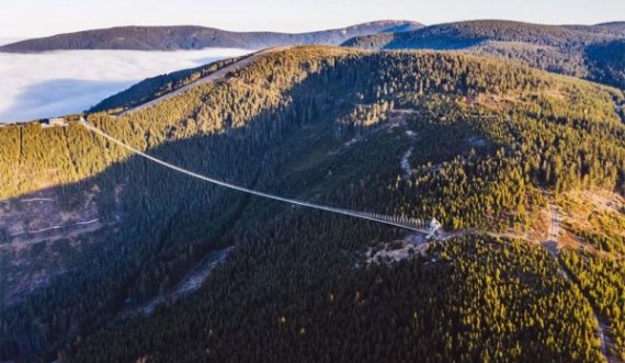 ‘Skybridge’ thyen rekordin e urës më të gjatë në botë