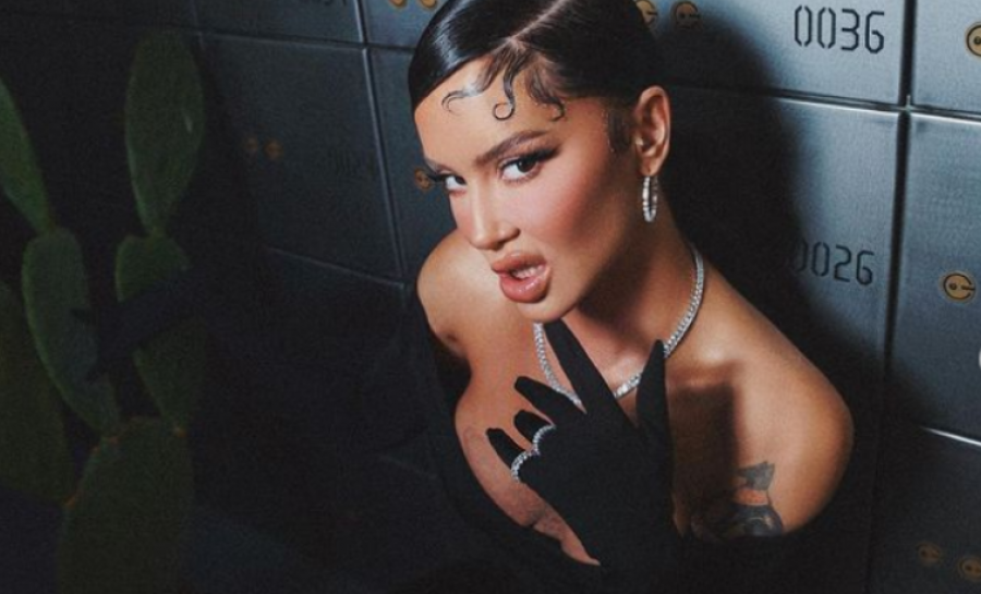 Dafina Zeqiri pozon nga 'katuni'