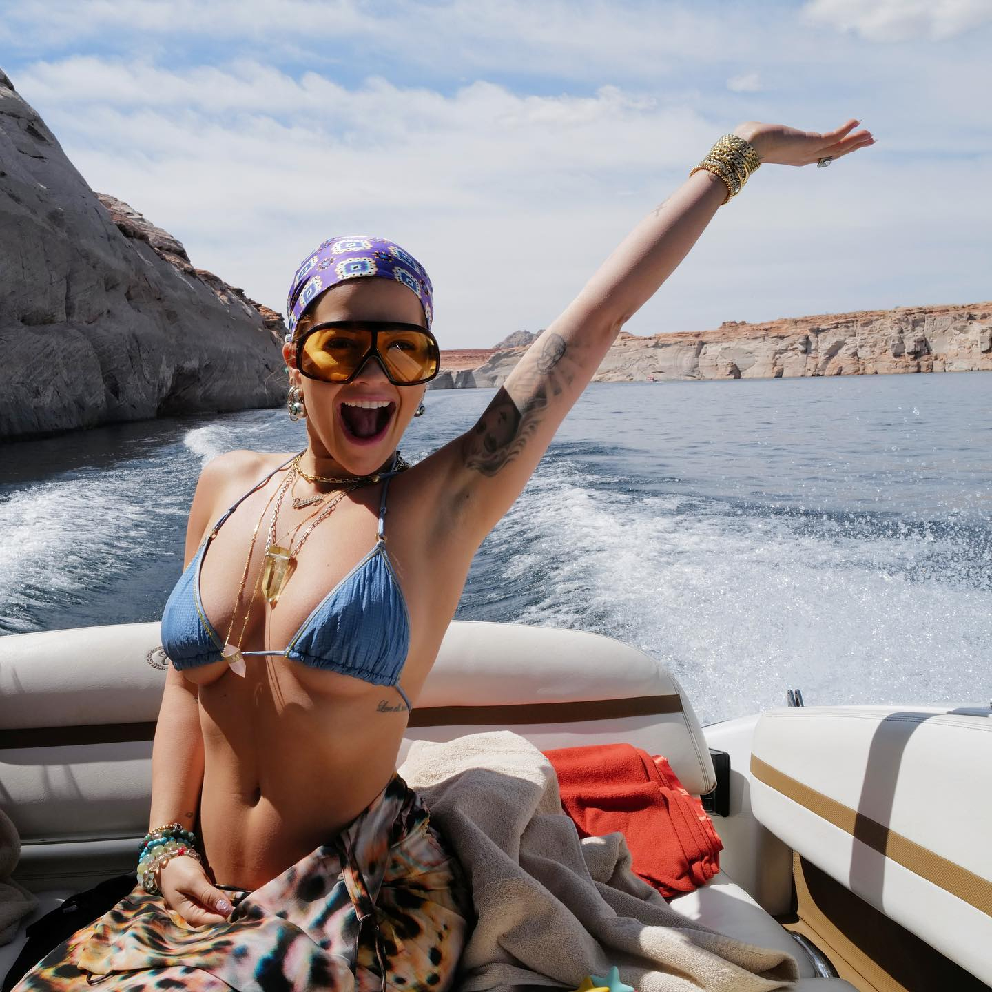 E veshur me bikini sensuale, Rita Ora tregon linjat perfekte nga pushimet