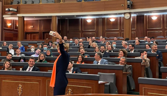 E papritur: Vetëvendosjes i largohet edhe një deputete e njohur