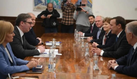 Amerikanët “pushtojnë” zyrën e Vuçiq, çfarë tha Presidenca serbe për takimin