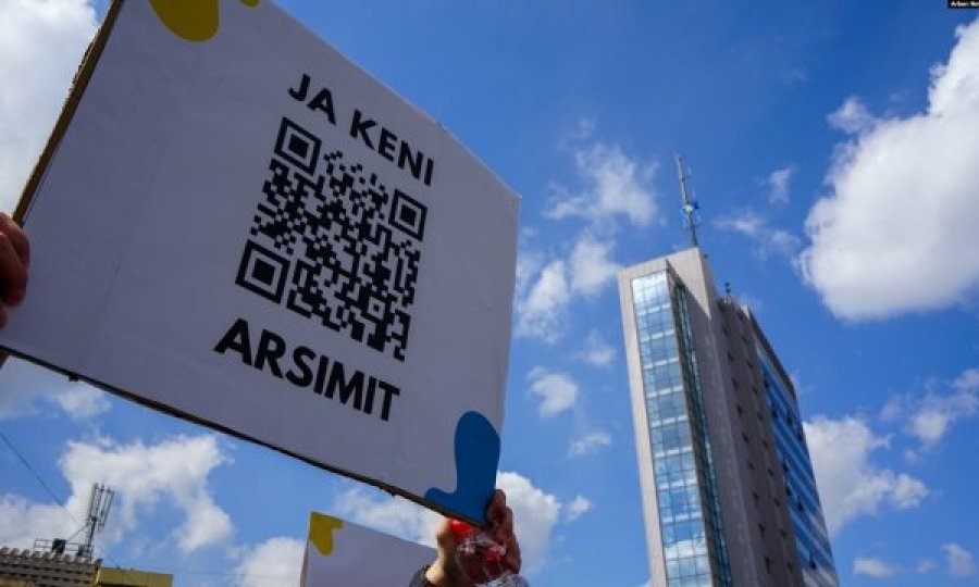 “Ia keni QR arsimit”, çfarë kreativiteti: Kodi të çon te raportimi i problemeve në shkolla