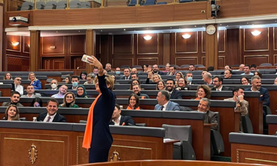 E papritur: Vetëvendosjes i largohet edhe një deputete e njohur
