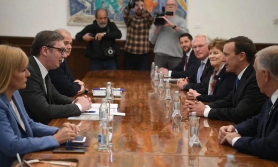 Amerikanët “pushtojnë” zyrën e Vuçiq, çfarë tha Presidenca serbe për takimin