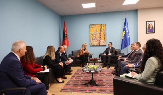 Ministri Peci pret në takim homologen e tij nga Shqipëria, Frida Krifca