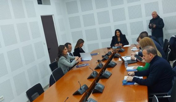 Opozita e bojkoton edhe raportimin e Haxhiut, s’marrin pjesë deri në themelimin e Komisionit Hetimor