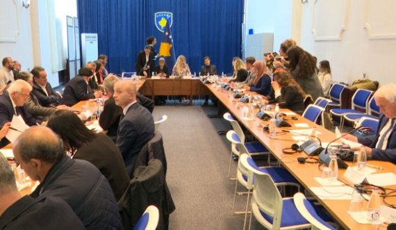 Familjarët e të pagjeturve braktisin mbledhjen pasi filloi të flas aktivistja serbe Natasha Kandiq