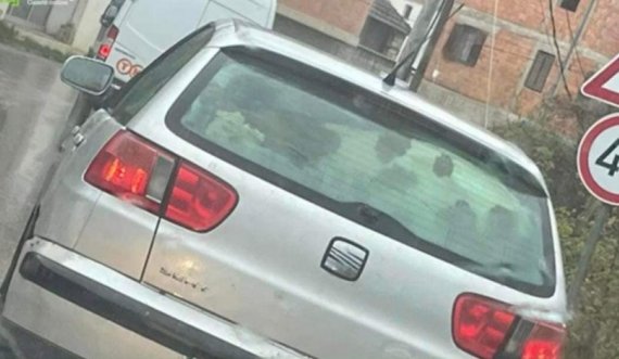 Ndodh edhe kjo në Kosovë: Qytetari fut mbrapa në veturë një lopë