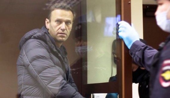 Navalny me mesazh nga burgu për francezët: Votoni për Macron, Vladimir Putin e ka blerë Marine Le Pen-in
