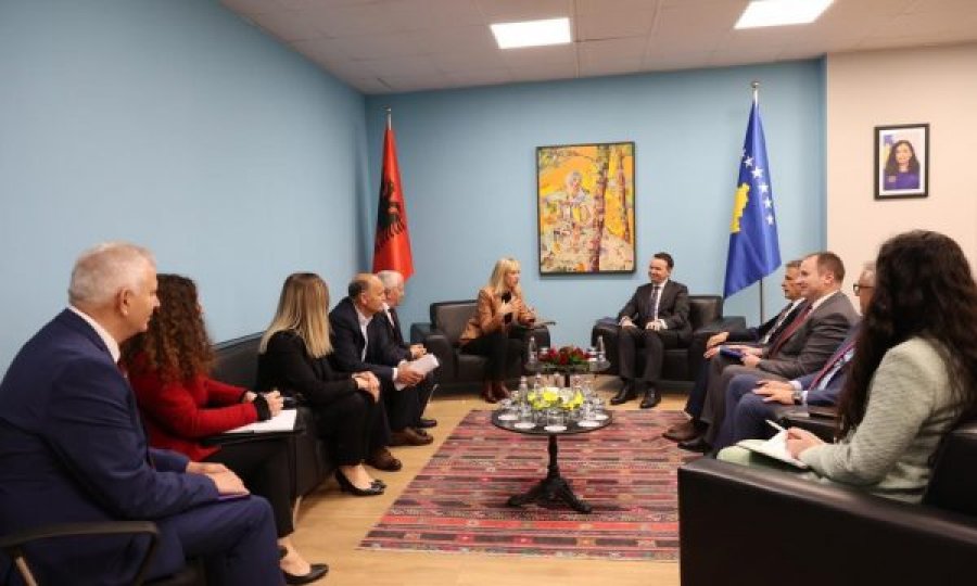 Ministri Peci pret në takim homologen e tij nga Shqipëria, Frida Krifca