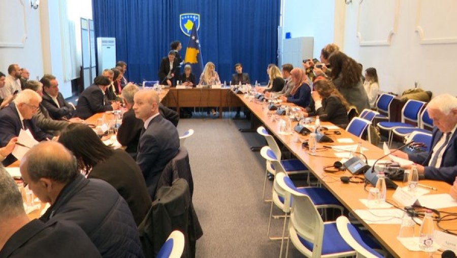 Familjarët e të pagjeturve braktisin mbledhjen pasi filloi të flas aktivistja serbe Natasha Kandiq