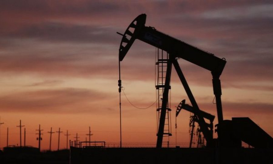 Çmimi i naftës bie me 5 për qind
