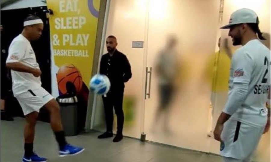 Klasi i Ronaldinhos nuk shuhet kurrë, legjenda braziliane dhuron spektakël me topin