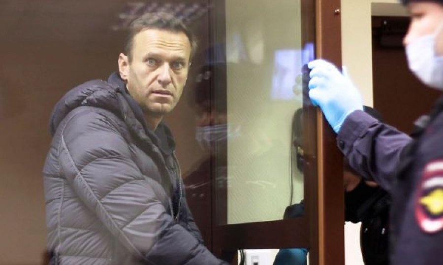 Navalny me mesazh nga burgu për francezët: Votoni për Macron, Vladimir Putin e ka blerë Marine Le Pen-in