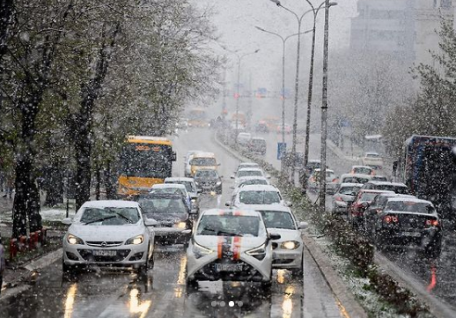 Pamje nga Prishtina e mbuluar nga bora