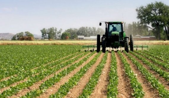 Ministri Faton Peci jep një lajm të keq për bujqit