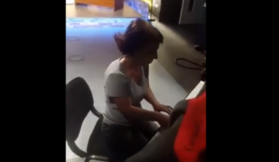 Publikohet një video e rrallë e Donika Gërvallës duke luajtur në piano