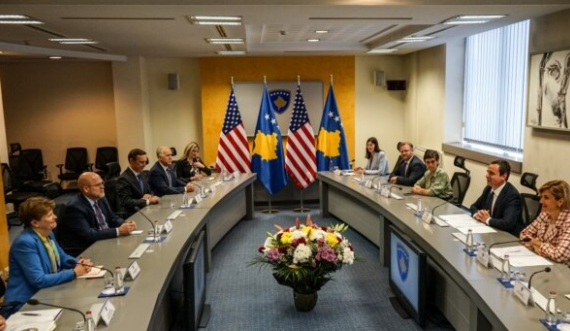 Kryeministri Kurti i pret në qeveri senatorët amerikanë