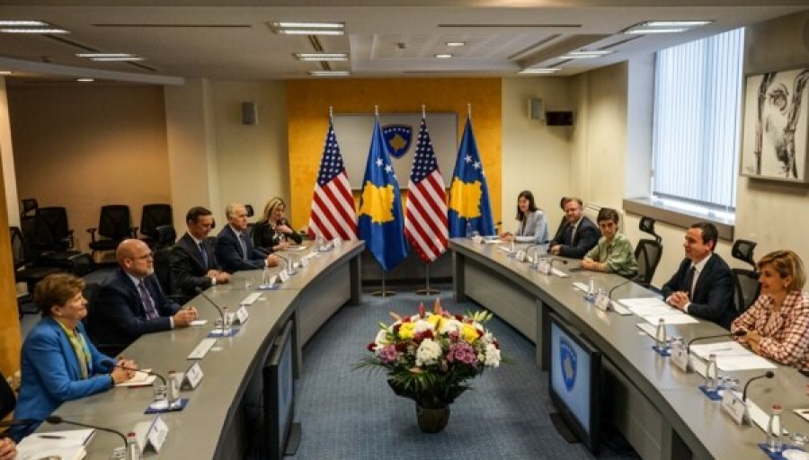 Kryeministri Kurti i pret në qeveri senatorët amerikanë