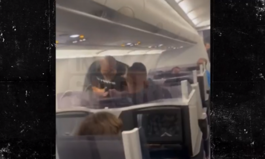 Mike Tyson e rrah keq një person në aeroplan