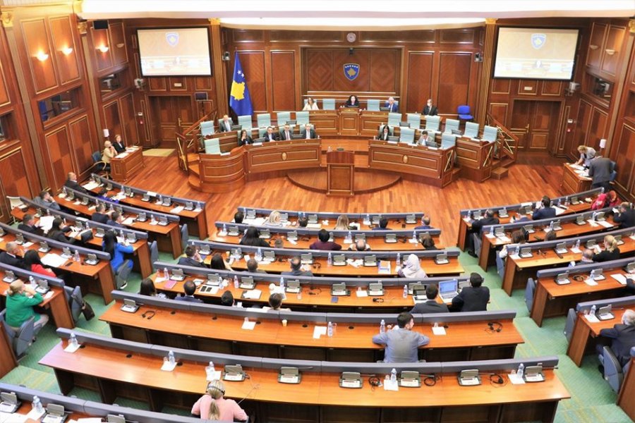 Maskarada politike në Kuvendin e Kosovës, kujt po i shërbejnë ato?