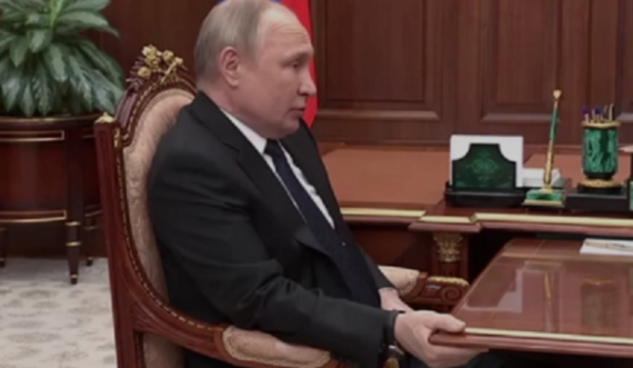 Putin në gjendje të rënduar shëndetësore? Bëhet viral veprimi i tij gjatë një takimi