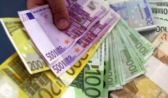 “Tre vjet nga 1300 euro rroga pa dalë në punë” – ndalohen tre zyrtarë të Komunës së Novobërdës