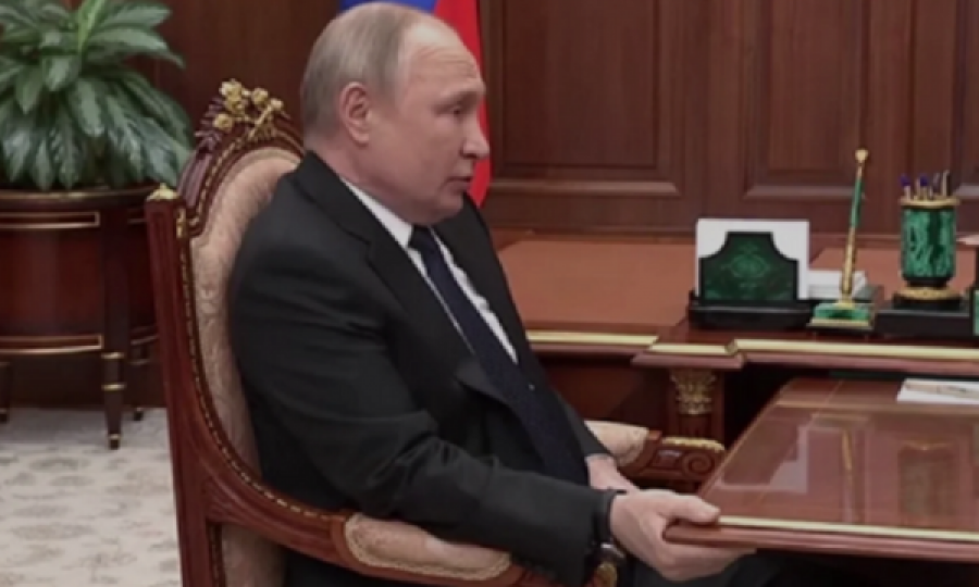 Putin në gjendje të rënduar shëndetësore? Bëhet viral veprimi i tij gjatë një takimi