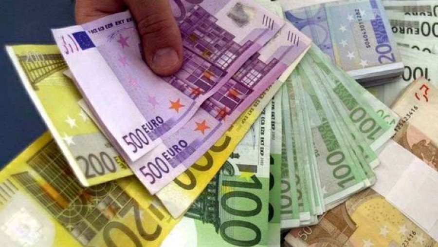 “Tre vjet nga 1300 euro rroga pa dalë në punë” – ndalohen tre zyrtarë të Komunës së Novobërdës