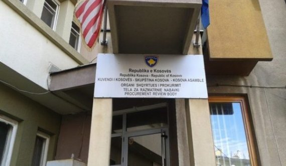 Qindra tenderë në vlerë mbi 200 milionë euro të bllokuar, Kosova pa “Gjykatë të Tenderëve” qe një vit