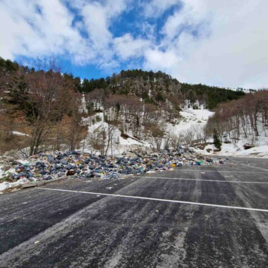 Mbeturina të shumta në skaj të rrugës në Brezovicë