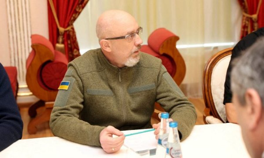 Ndihmuan në zmbrapsjen e rusëve, ministri i Mbrojtjes i Ukrainës u jep çmime ushtarëve në Moschun