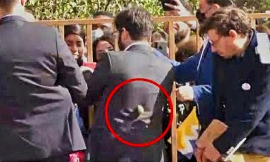 Presidenti kilian del jashtë kryeqytetit, dikush e gjuan me gurë