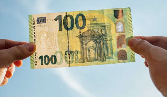Punëtorët e sektorit publik këtë javë marrin 100 euro shtesë