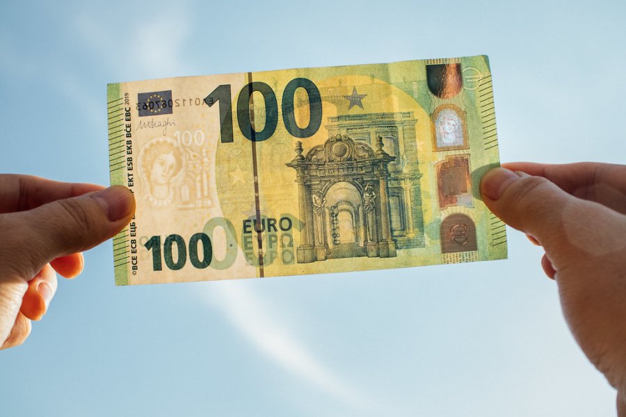 Punëtorët e sektorit publik këtë javë marrin 100 euro shtesë