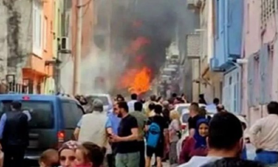 Avioni u rrëzua në një zonë të banuar, 2 të vdekur në Turqi