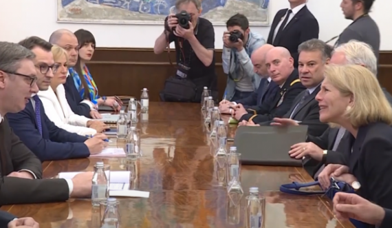 Delegacioni i lartë amerikan arrin në Beograd, takojnë presidenti serb Vuçiq
