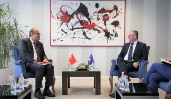I dërguari i Erdoganit në Kosovë në zyrën e Bislimit, flasin për investime në energjetikë