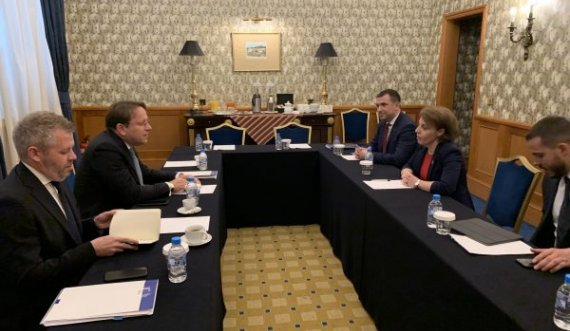 Varhelyi pas takimit me Gërvallën: Progresi në dialog, objektivi ynë i përbashkëtl