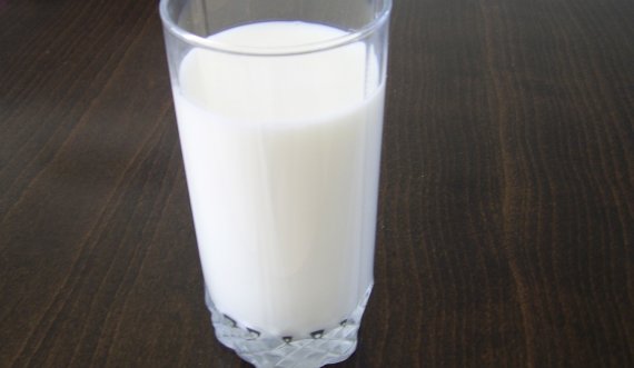 Një gotë qumësht në ditë ofron veti të shumta për shëndetin
