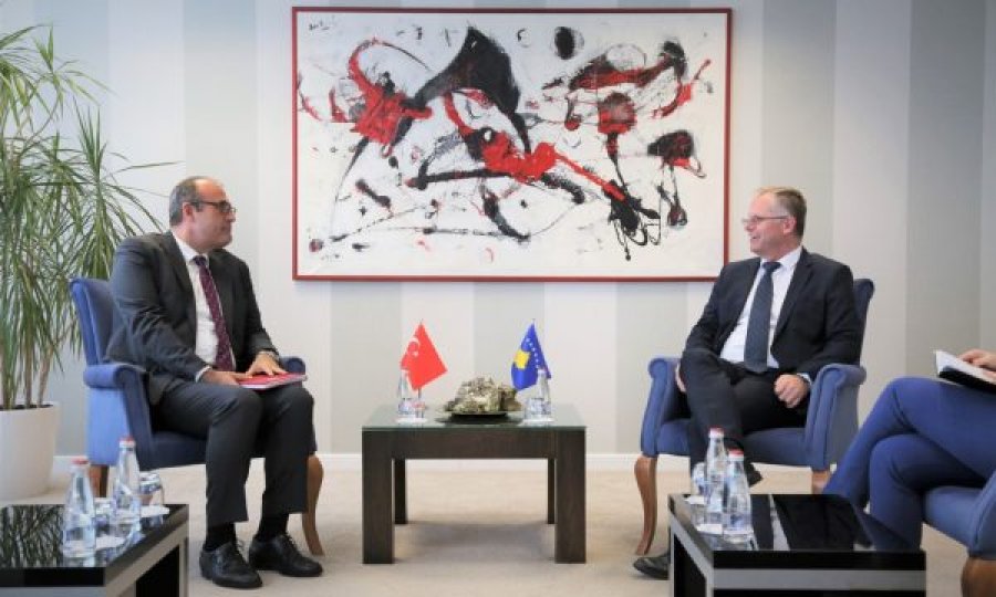 I dërguari i Erdoganit në Kosovë në zyrën e Bislimit, flasin për investime në energjetikë