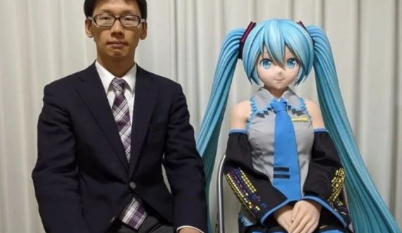 Ky burrë u martua me një kukull, tani ankohet se lidhja ka probleme